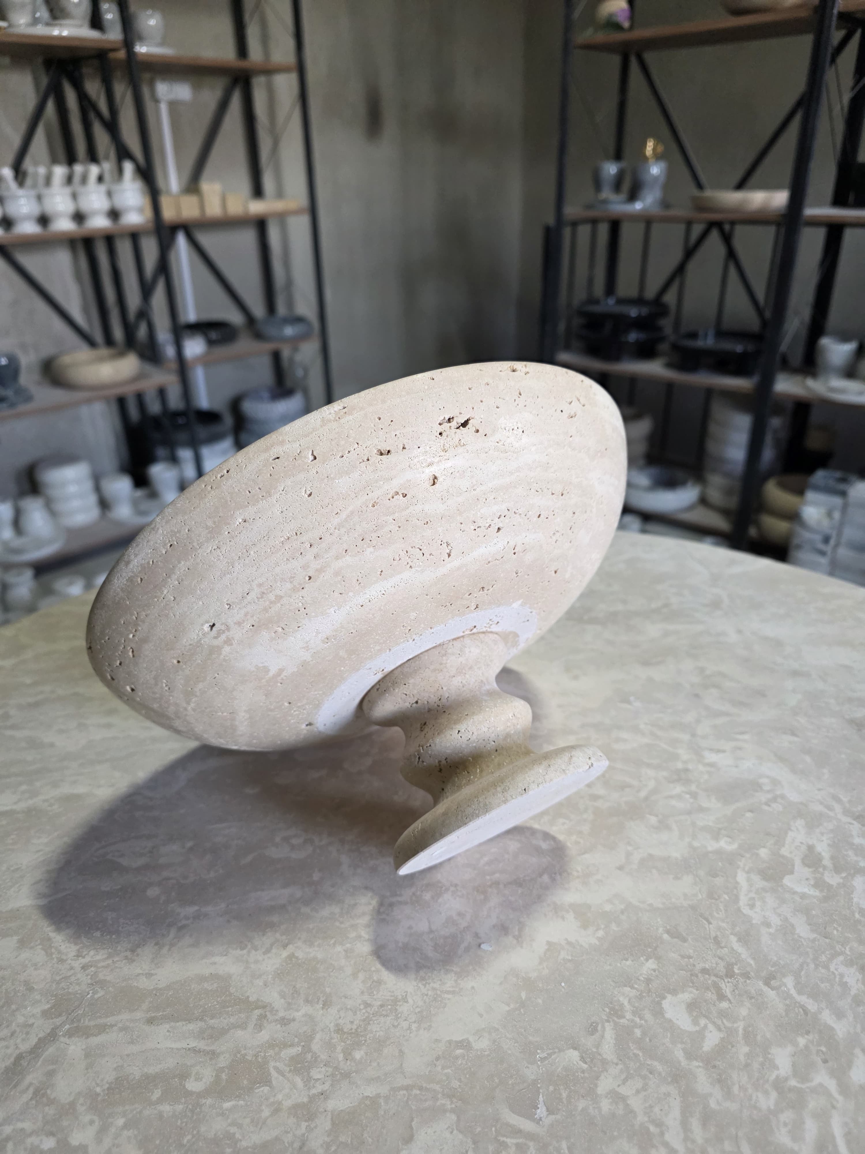 Bella Vie Traverten Ayaklı Dekoratif Kase – Doğal Taş El Yapımı Sunumluk & Merkez Dekor Objesi