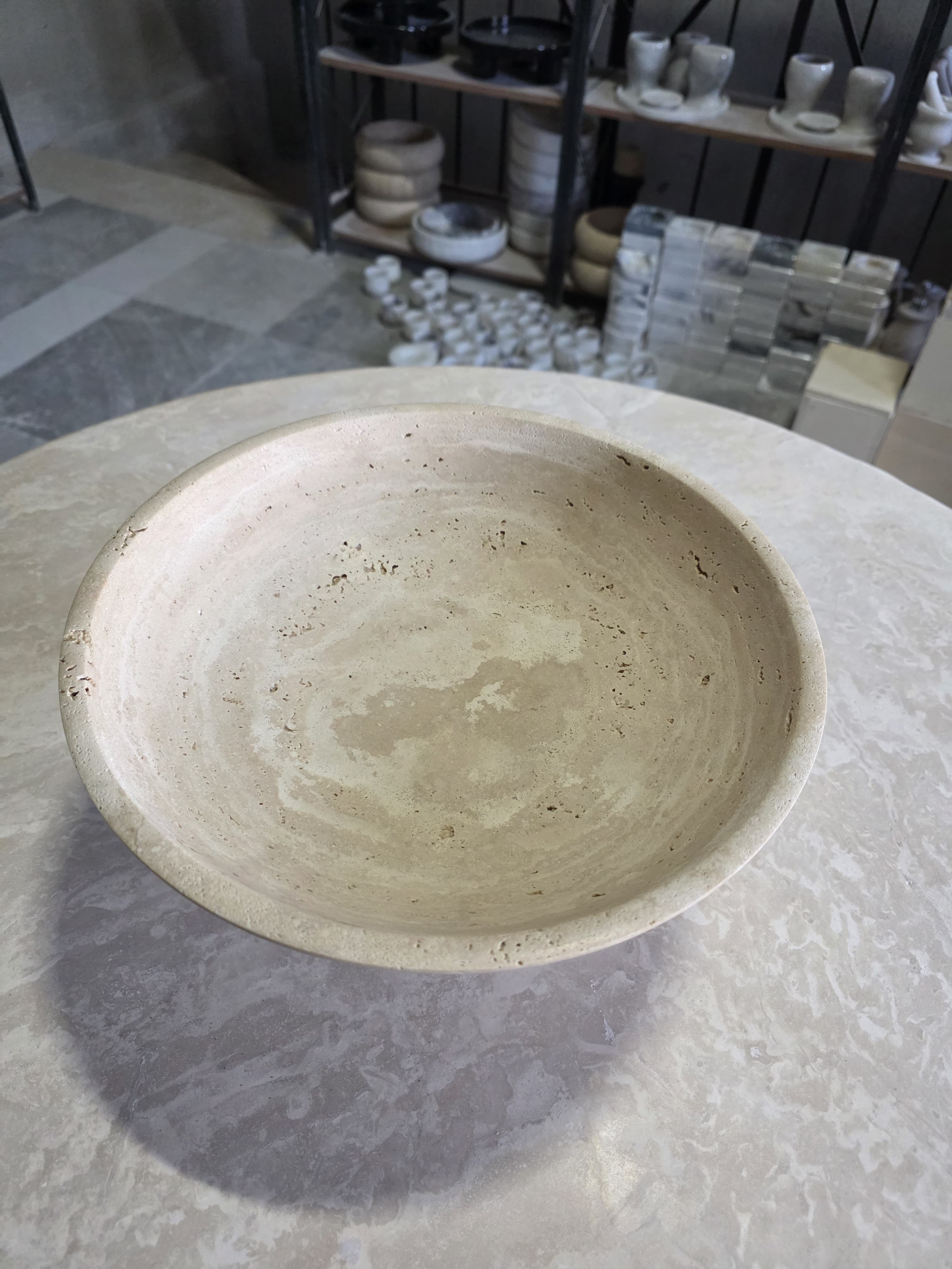 Bella Vie Traverten Ayaklı Dekoratif Kase – Doğal Taş El Yapımı Sunumluk & Merkez Dekor Objesi