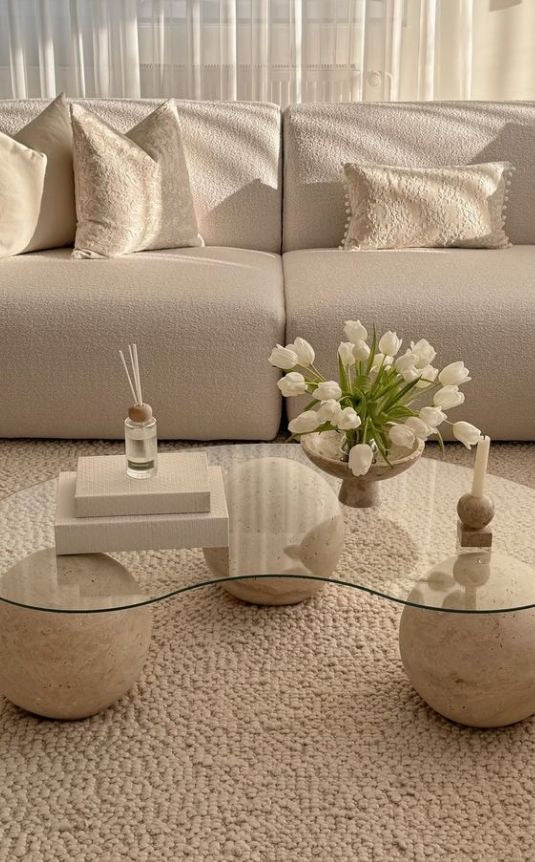 Bella Vie Traverten Ayaklı Cam Sehpa – Minimalist Doğal Taş Orta Sehpa