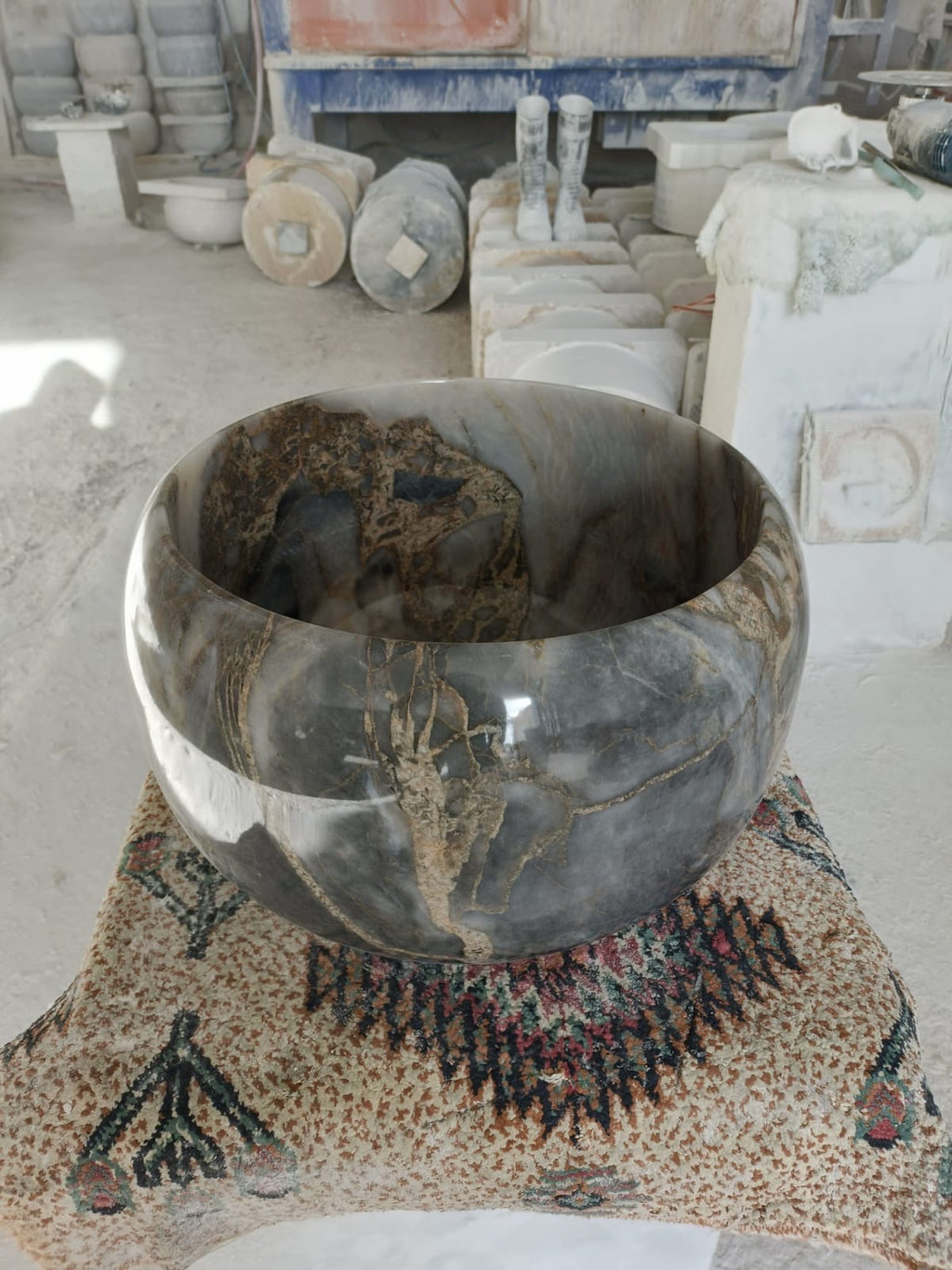 Doğal taş Ateş grey  Mermer El Oyma Kurna Lavabo — Lüks Hamam & Banyo Dekorasyonu | Bella Vie