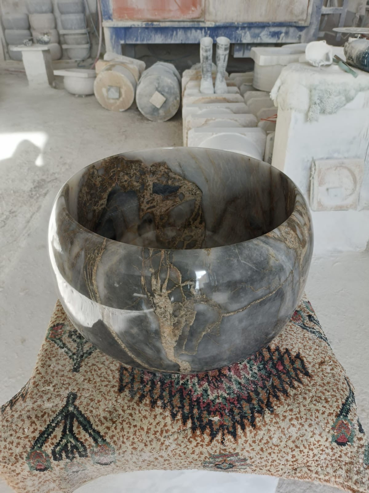 Doğal taş Ateş grey  Mermer El Oyma Kurna Lavabo — Lüks Hamam & Banyo Dekorasyonu | Bella Vie